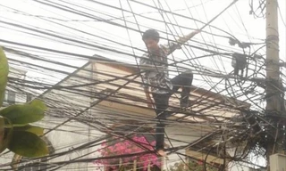 Người ngáo đá trèo lên cột điện