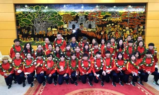Đội tuyển nữ Việt Nam rạng rỡ về nước 