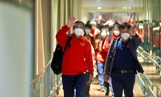 Những hình ảnh đầu tiên của đội tuyển nữ Việt Nam trên chuyên cơ về nước