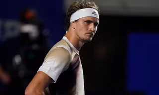 Tay vợt Zverev xin lỗi sau hành vi tấn công và chửi bới trọng tài 