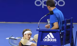 Zverev đập vợt vào ghế trọng tài.