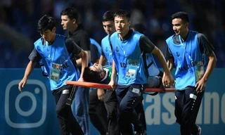 Phóng viên bị CĐV ném đá trúng đầu phải rời sân bằng cáng.