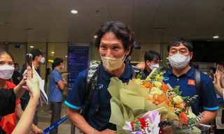 Thầy trò HLV Gong Oh-kyun 'nghẹt thở' trong vòng vây người hâm mộ