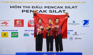 Các VĐV Nguyễn Thị Thu Hà, Nguyễn Thị Huyền, Vương Thị Bình mang về tấm HCV đầu tiên, giúp Penak Silat cởi bỏ áp lực. Ảnh Như Ý