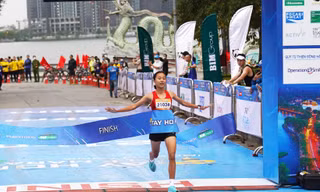VĐV đội tuyển điền kinh trẻ quốc gia Lê Thị Bích về nhất nội dung bán marathon