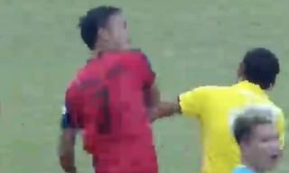 Sốc: Cầu thủ đấm vào mặt trọng tài tại giải hạng Nhì quốc gia 2022 