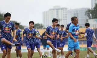 HAGL tập làm quen sân Vinh 