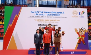 Phó Thủ tướng Vũ Đức Đam trao HCV cho VĐV Phùng Khắc Huy. Ảnh: Quý Lượng