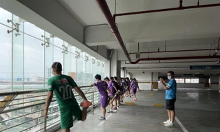 Đội tuyển nữ Việt Nam rèn thể lực ở... bãi đỗ xe trước trận gặp Myanmar 