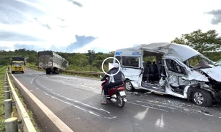 Khoảnh khắc xe tải lấn đường tông xe khách làm 13 người thương vong