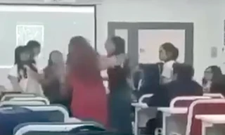 Sinh viên P.N.C.V (áo đỏ) tát bạn trong lớp học