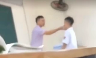 Thầy giáo chỉ tay vào mặt, xưng "mày - tao" với học sinh. (Ảnh chụp màn hình)