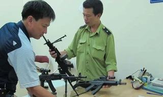 Bé trai hỏng mắt vì súng đồ chơi