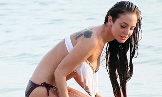 Giám khảo X Factor khoe vẻ gợi cảm trên biển