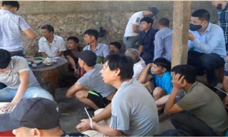 Các đối tượng tháo chạy toán loạn khi công an bất ngờ đột kích sới gà.