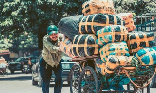 12 giờ trưa, nhiệt độ ngoài trời tăng cao, hàng trăm lao động vẫn miệt mài làm việc kiếm sống.