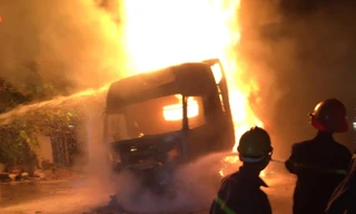 Đang lưu thông, chiếc xe đầu kéo bất ngờ bốc cháy dữ dội