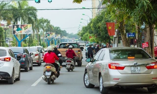 Từng dòng người đổ ra đường như chưa hề có cuộc “cách ly”.