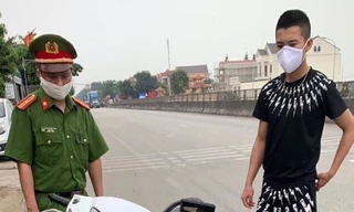 Đi câu cá trong thời gian cách ly, nam thanh niên bị phạt 200.000 đồng.