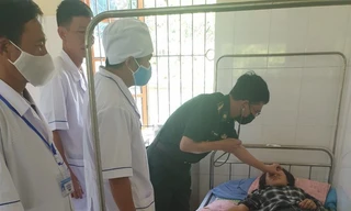 Quân y Biên phòng cứu sống hai mẹ con ăn lá ngón tự tử