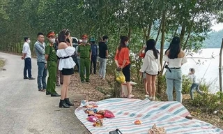 Phạt tiền nhóm 'nam thanh nữ tú' tụ tập dã ngoại giữa mùa dịch