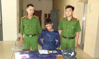 Người đàn ông thủ súng đạn tại nơi tàng trữ gần 7.000 viên hồng phiến