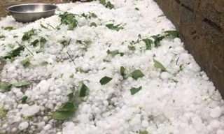 15 phút mưa đá, hàng trăm ngôi nhà bị thủng, tốc mái 