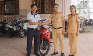 Người đàn ông bất ngờ nhận lại xe máy sau 13 năm mất cắp