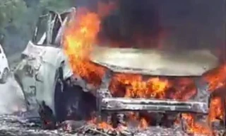 Ô tô bất ngờ bốc cháy nghi ngút khi đang lưu thông, tài xế bỏng nặng