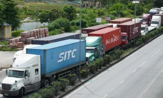 Nhiều xe vận tải ùn tắc ở cửa ngõ Hà Nội do chậm đăng ý "luồng xanh".