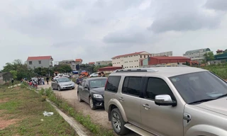 Ô tô môi giới và khách xếp hàng dài tại dự án Mỹ Độ Vista City (Bắc Giang).