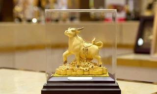 Trâu vàng lên kệ sẵn sàng cho ngày vía Thần tài