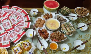 Nhiều gia đình tự tay làm âm cỗ cúng thay vì đặt cỗ như mọi năm.