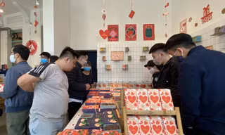 Xếp hàng dài mua quà, chi tiền triệu đặt tiệc Valentine