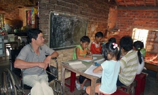 Cảm phục người thầy trên xe lăn