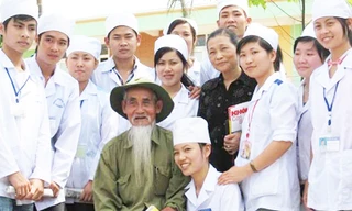 Ông Khiết giao lưu với sinh viên trường Trung cấp Y dược Đức Thiện ở Thanh Hóa