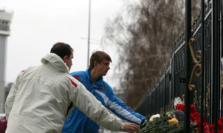 Người dân đặt hoa tưởng niệm bên ngoài Sân bay Quốc tế Kazan, Nga