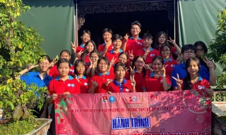 TP.HCM: Chiến sĩ Hoa Phượng Đỏ tổ chức hoạt động về nguồn tại các điểm trường