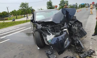 Tông vào dải phân cách, ô tô nát đầu, 4 người bị thương nặng