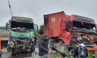 Xe tải và container nát bét sau va chạm, hai tài xế may mắn thoát nạn