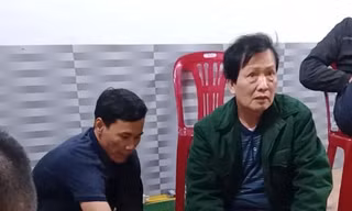 Ông Dũng (mặc áo xanh) tham gia trên chiếu bạc.