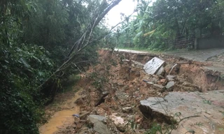 Mưa lớn gây sạt lở, nhiều tuyến đường ở Hà Tĩnh - Nghệ An bị chia cắt