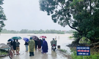 Băng qua đập tràn nước chảy xiết, người đàn ông bị lũ cuốn tử vong
