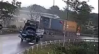 Xe tải tông trực diện xe container, 3 người bị thương nặng