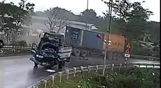 Xe tải tông trực diện xe container, 3 người bị thương nặng