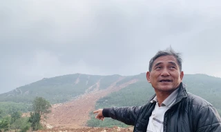  Núi lở, nhiều khối đất đá 'khổng lồ' đổ xuống ruộng