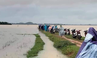 Đi câu cá cùng bố, con trai bị nước lũ cuốn trôi