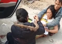 Sản phụ người Mông chuyển dạ sinh con ngay bên vệ đường