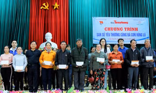 Trao 500 triệu hỗ trợ dân vùng lũ Hà Tĩnh