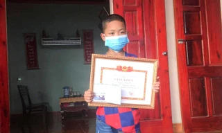 Tặng giấy khen cho cậu bé 8 tuổi cứu 2 em nhỏ thoát đuối nước